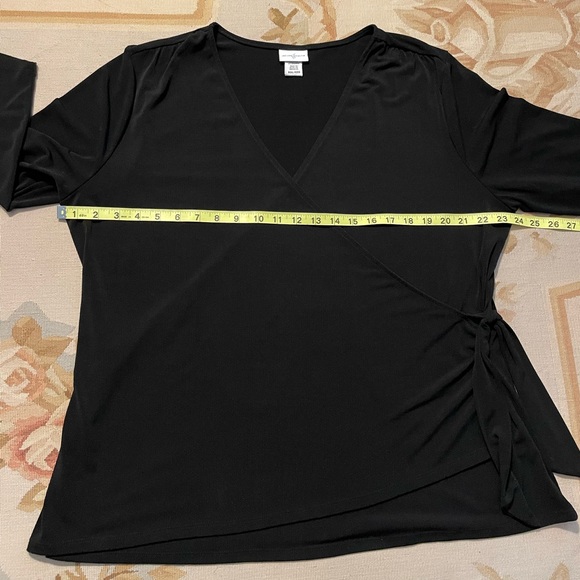 Fun and sexy XXL black wrap top by Jaclyn Smith - Picture 3 of 8